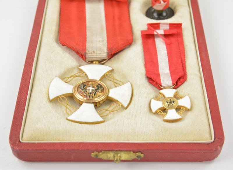 Italian Order of the Crown of Italy in Case — image 8