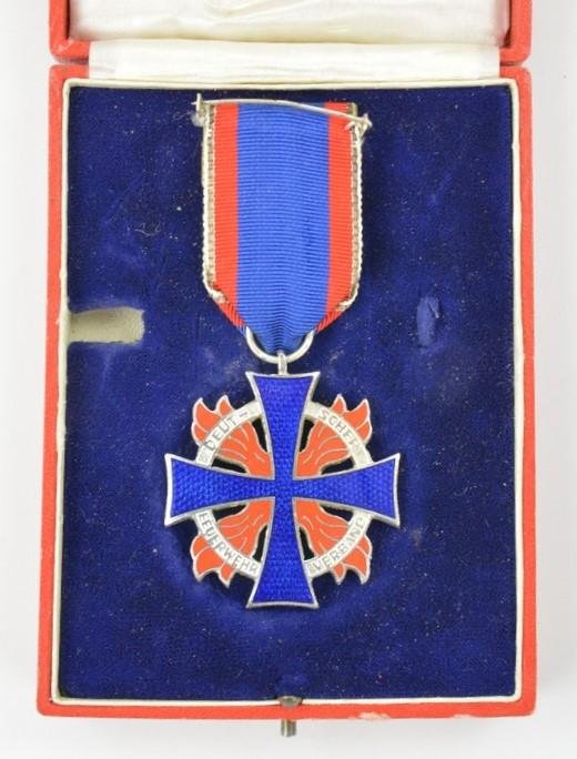 German Feuerwehr Ehrenzeichen — image 8