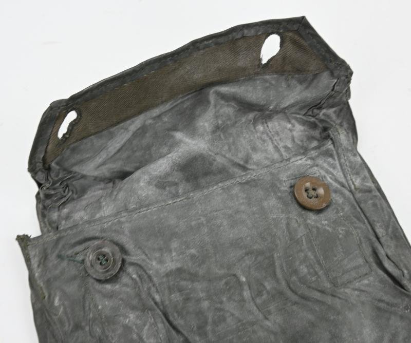 German WH M31 Gascape Pouch — image 4