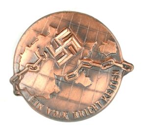 German Third Reich Tinnie Badge 'Ein Volk Bring Ketten'