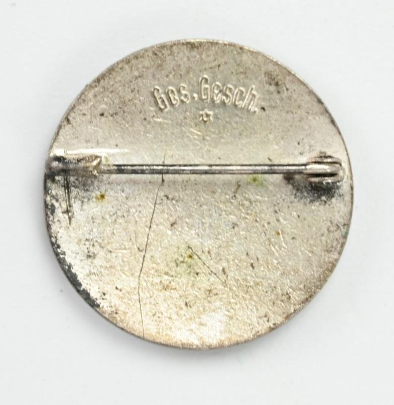 German DRK 'Samariterin' Badge — image 3