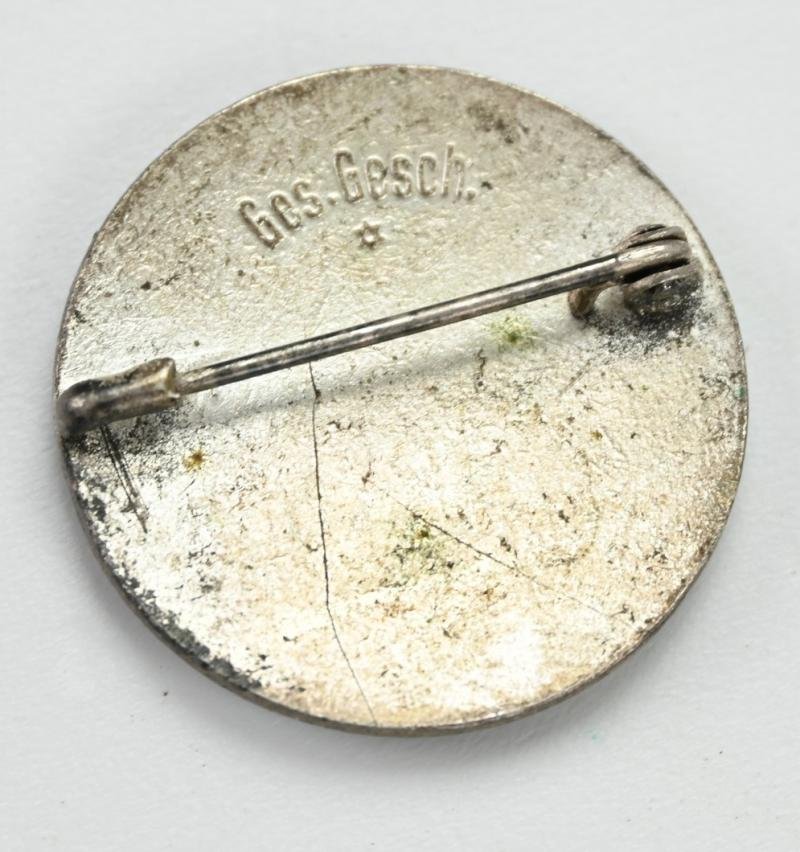 German DRK 'Samariterin' Badge — image 4