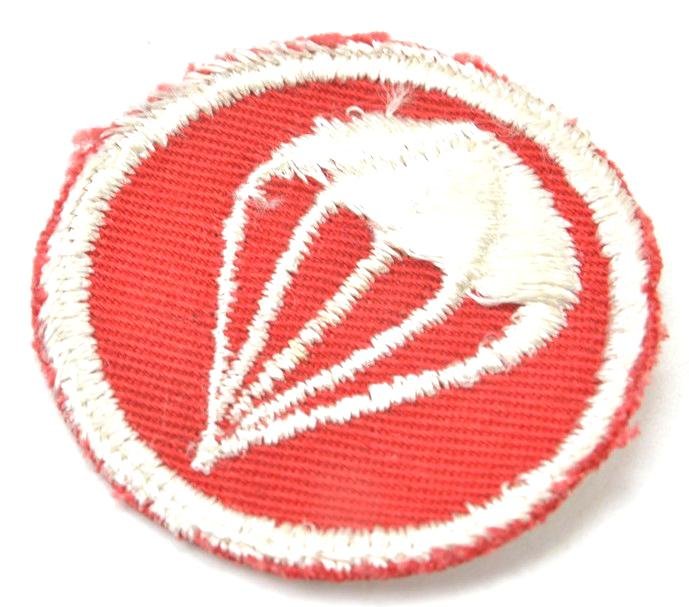 US WW2 Artillery Paratroopers Garrison Cap Badge — image 3