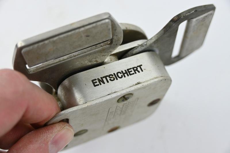 German LW Parachute Harness Quick Release Clock FL30232 — image 7