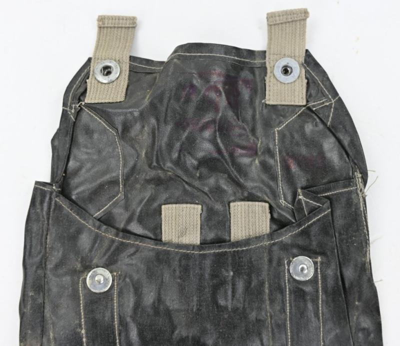 German WH M31 Gascape Pouch — image 2
