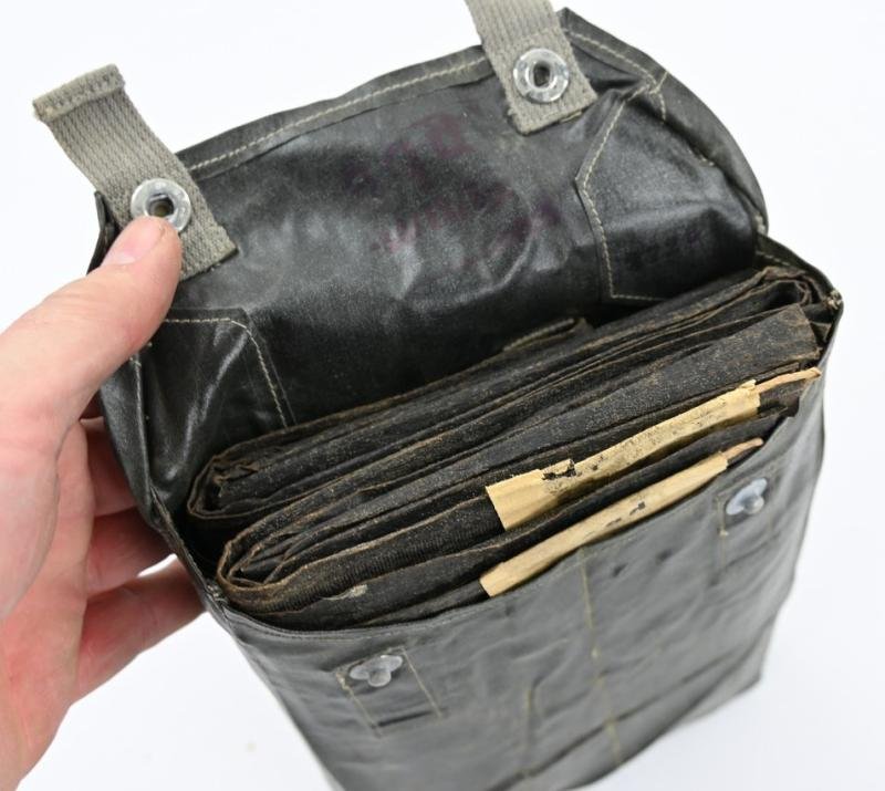 German WH M31 Gascape with Pouch — image 3