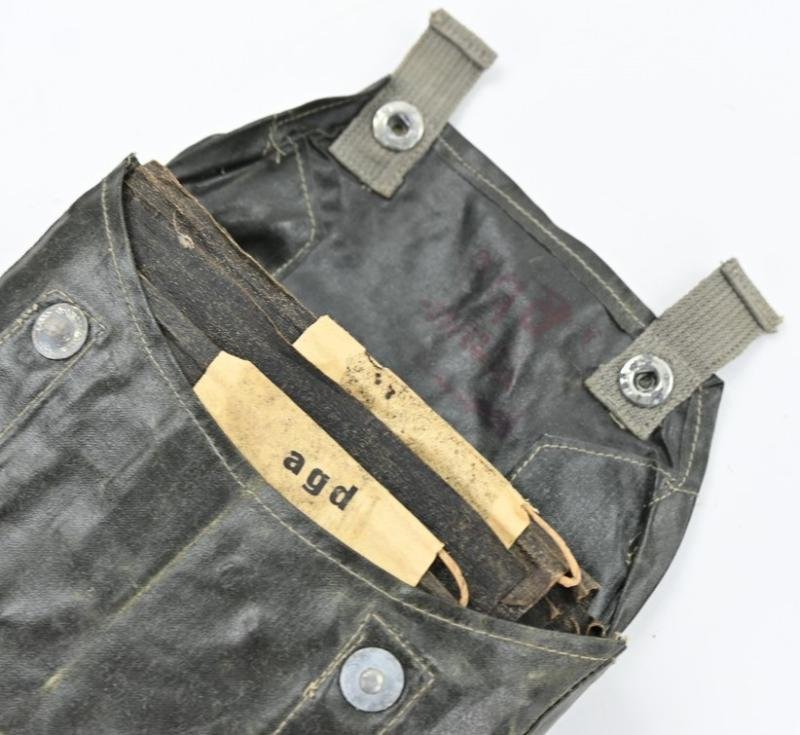 German WH M31 Gascape with Pouch — image 4