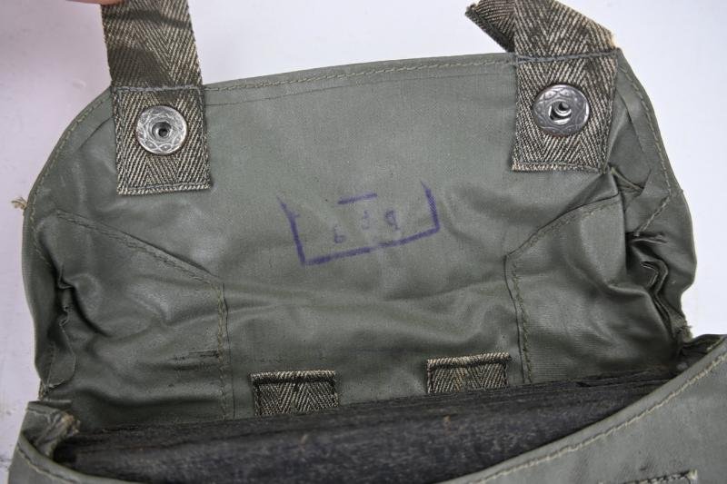 German WH M31 Gascape with Pouch — image 7