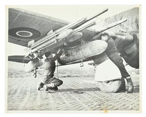 USAAF WW2 Press Photo 'Bomb Loading'