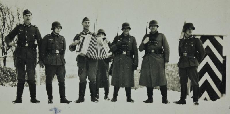 German WH Picture with accordion — image 2