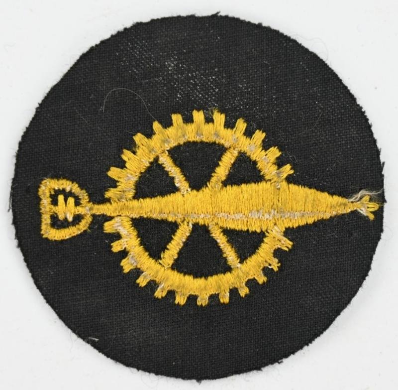 German KM Career Badge 'Senior Torpedo Engineer' — image 3