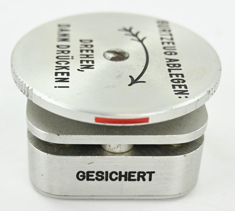 German LW Parachute Harness Quick Release Clock FL30232 — image 6