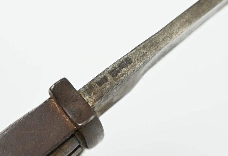 German WW1 M1895/05 'Butcher' bayonet with frog — image 9