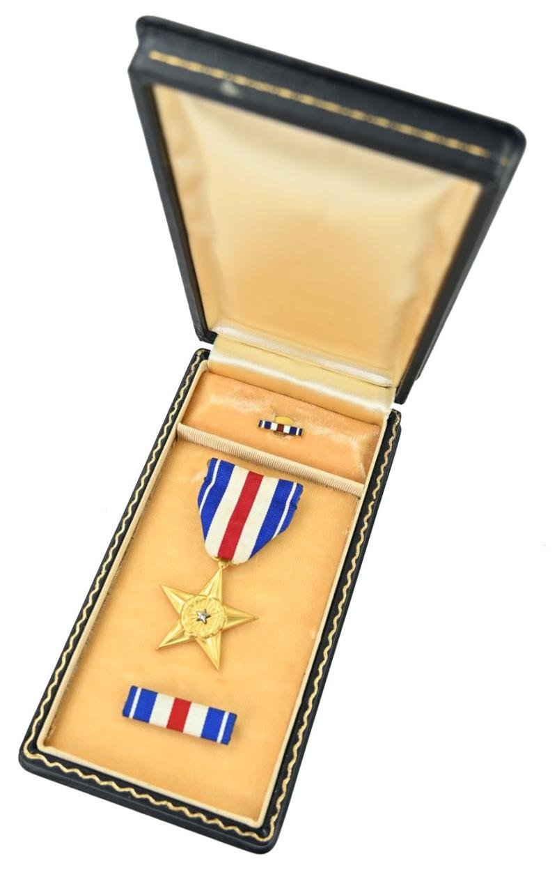 US WW2 Silver Star Medal in Case — image 4