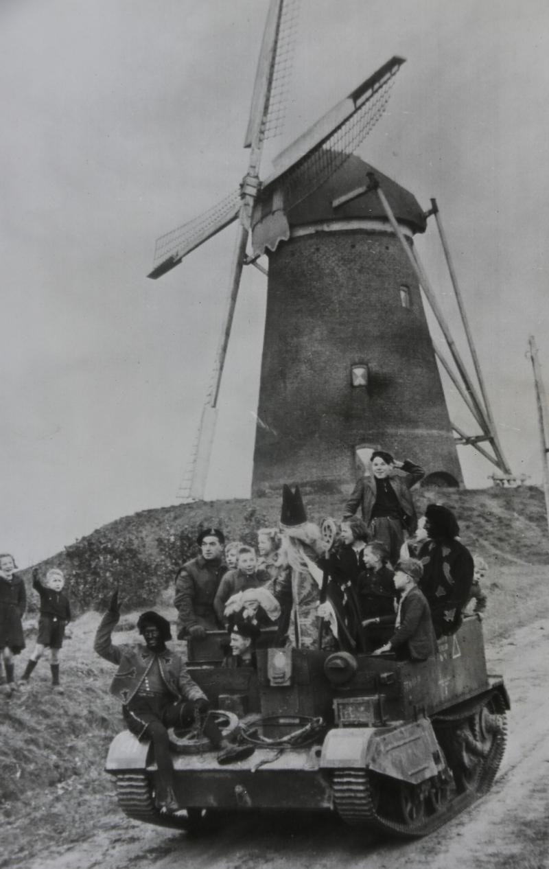 Allied WW2 Press Photo 'Santa Claus' Wijchen Holland — image 2