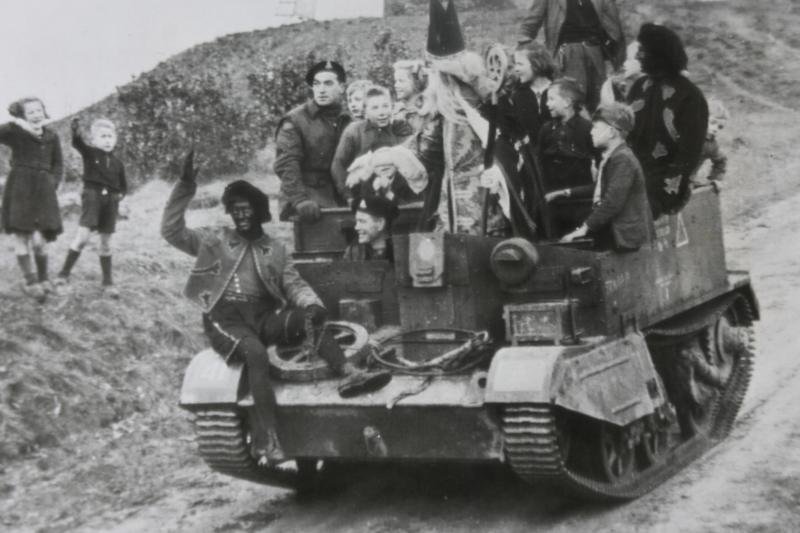 Allied WW2 Press Photo 'Santa Claus' Wijchen Holland — image 3