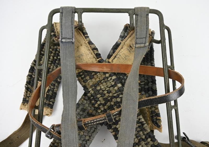 German WH Tragegestell 43 with Ersatz Straps — image 3