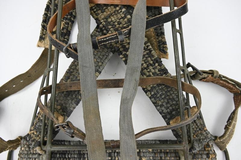 German WH Tragegestell 43 with Ersatz Straps — image 4