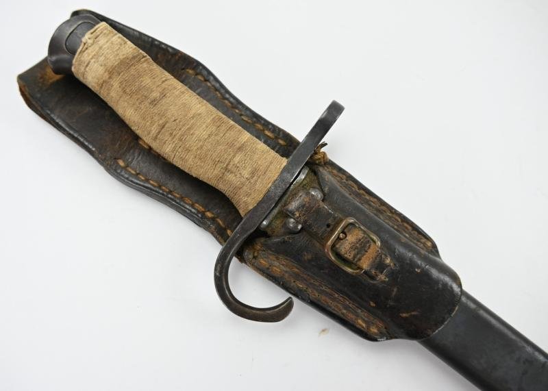 Japanese WW2 Arisaka Type 30 Bayonet with Frog — image 2