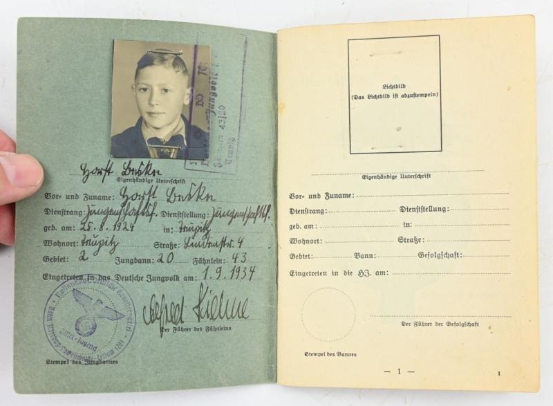 German Hitler Youth Leistungsbuch with insignia — image 2