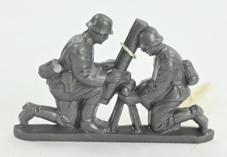 German WHW Plastic Figure 'Observation' — image 2