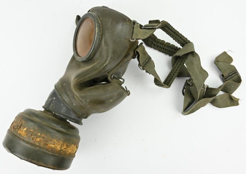 German WH M31 Camo Gasmask & Cannister — image 13