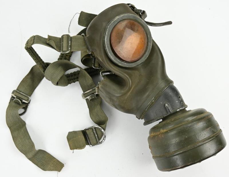 German WH M31 Camo Gasmask & Cannister — image 14