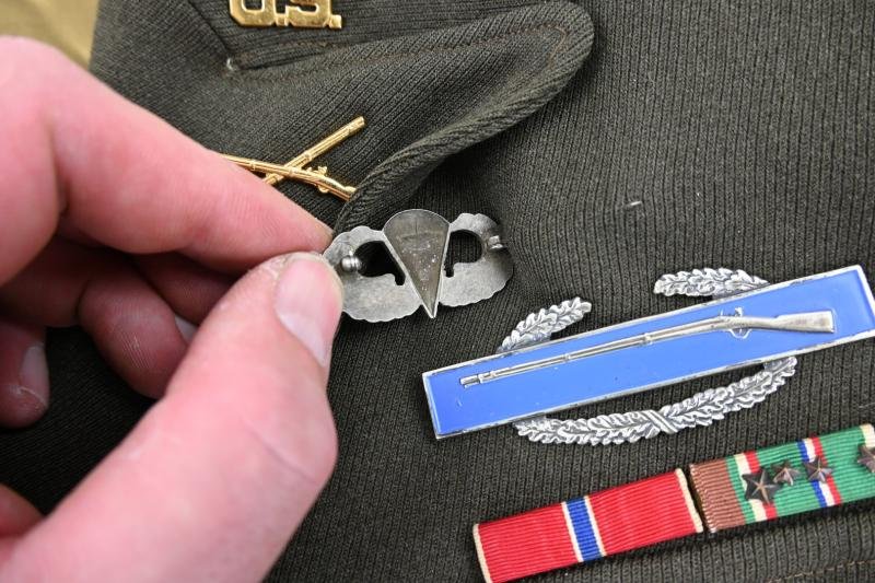 US WW2 Officer Ike Jacket 'Airborne'' — image 8