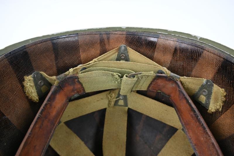 US WW2 Fixed bale Combat Helmet '1st Lieutenant' — image 10