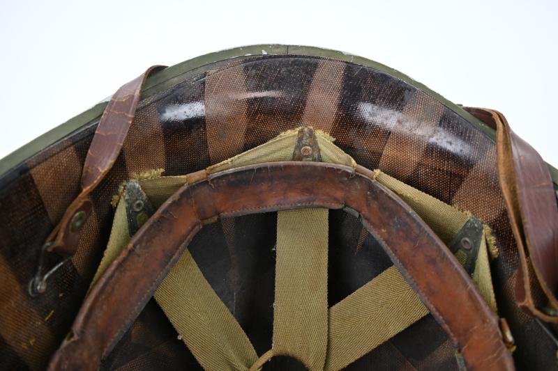 US WW2 Fixed bale Combat Helmet '1st Lieutenant' — image 11