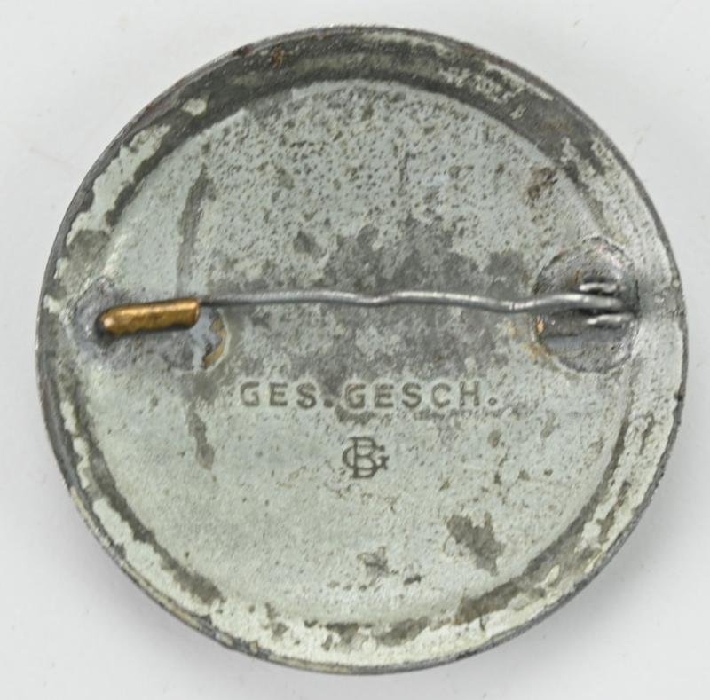 German DRK 'Schwesternhelferin' Badge — image 3