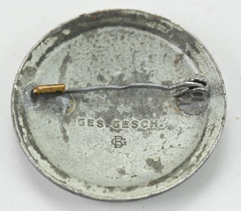 German DRK 'Schwesternhelferin' Badge — image 4