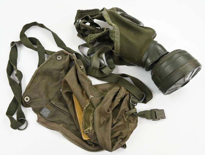 German LW FSJ Gasmask Bag with Gasmask 'edb' — image 19