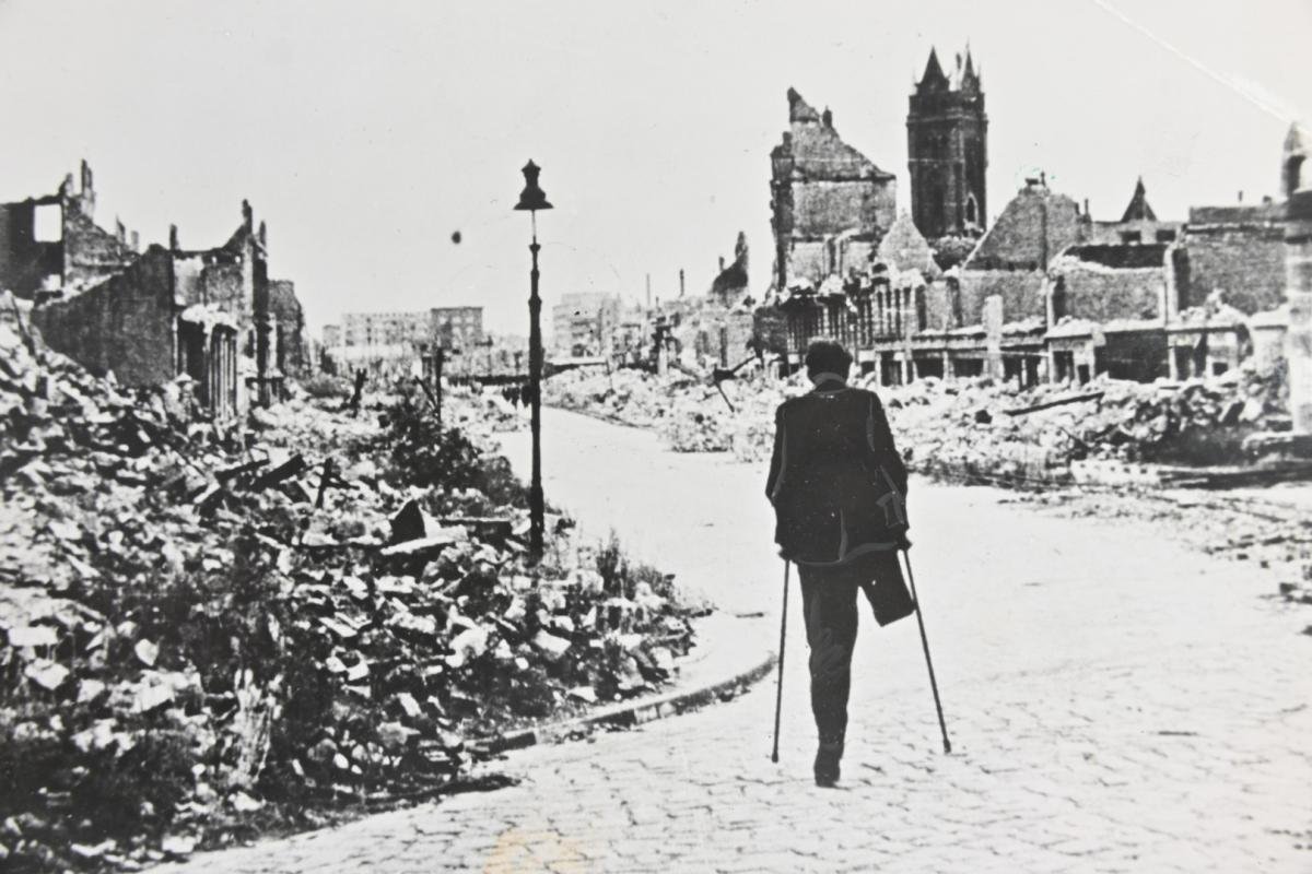 Allied WW2 Press Photo of Hamburg in Ruines — image 2