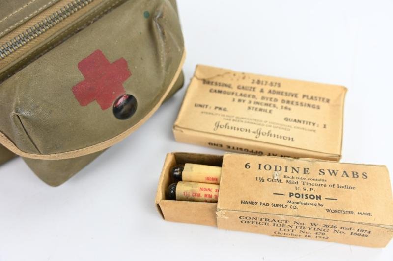 US WW2 Medical Department First Aid Pouch with Red Cross marking — image 3