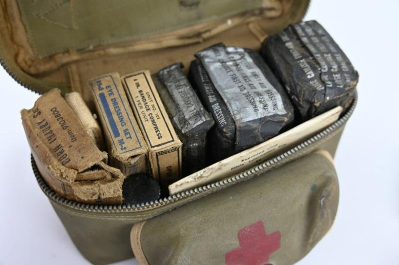 US WW2 Medical Department First Aid Pouch with Red Cross marking — image 4