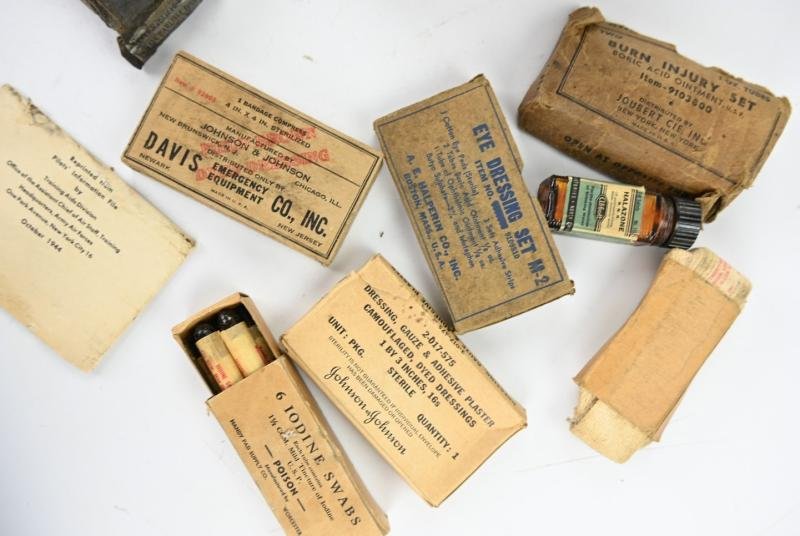 US WW2 Medical Department First Aid Pouch with Red Cross marking — image 9