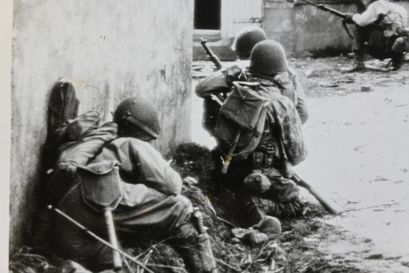 US WW2 Radiophoto 'Yanks fighting in Brest' — image 2