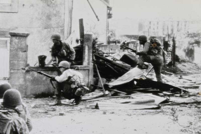US WW2 Radiophoto 'Yanks fighting in Brest' — image 3