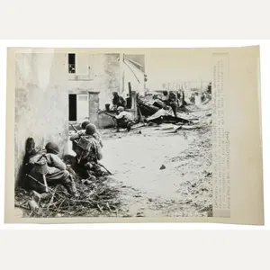 US WW2 Radiophoto 'Yanks fighting in Brest'