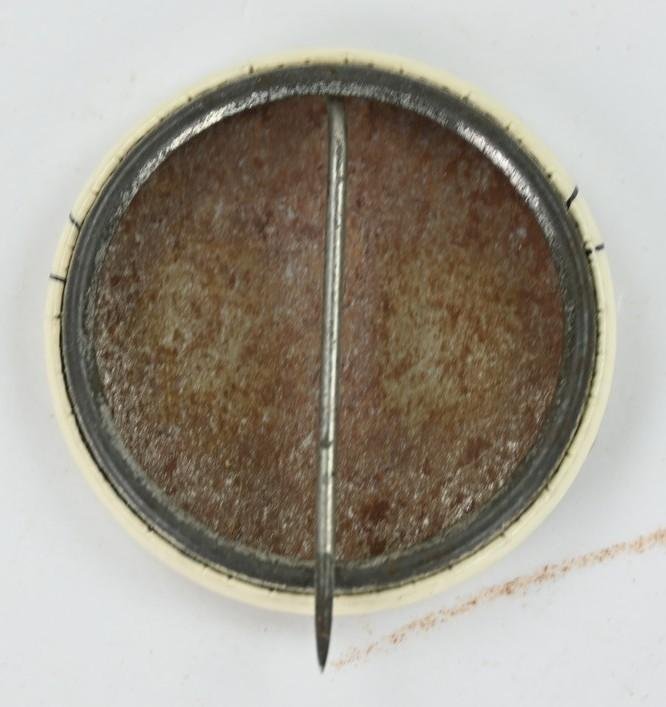 US WW2 Button 'Exterminate these 3 Rats' — image 3