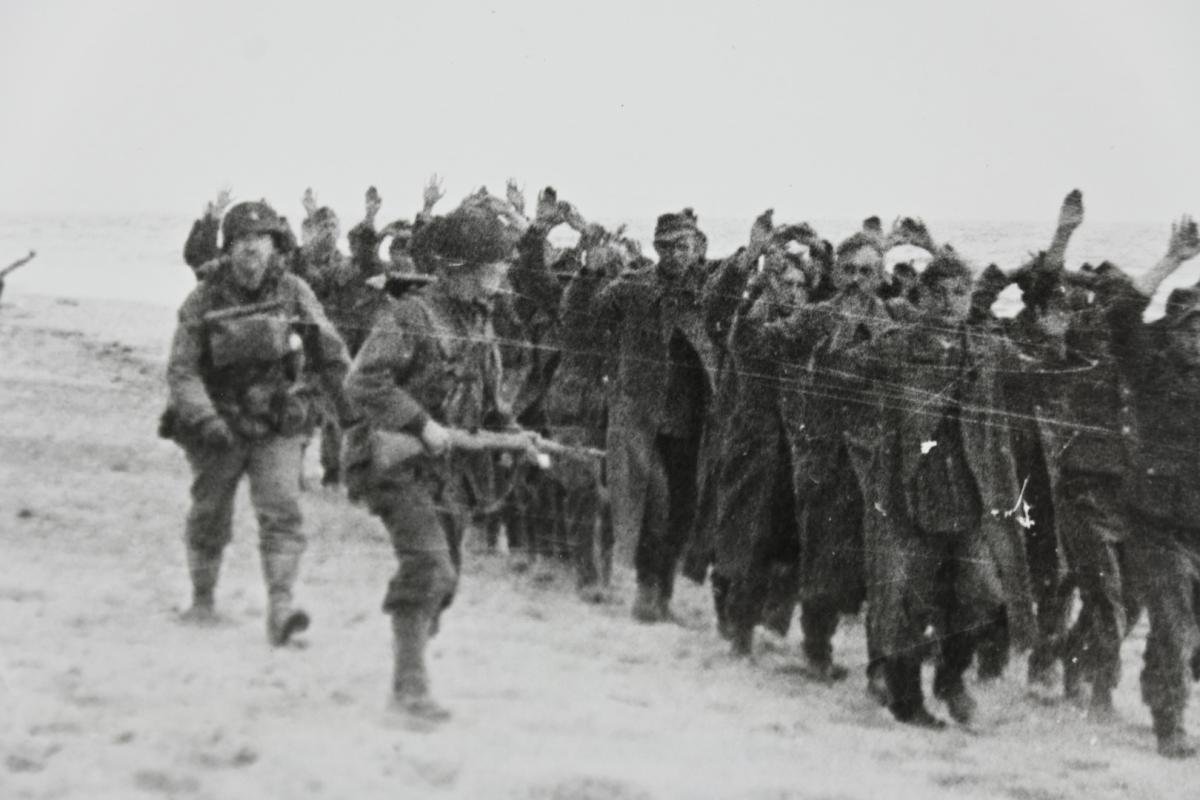US WW2 Press Photo 'Prisoners of War on the Normandy Beach' — image 3