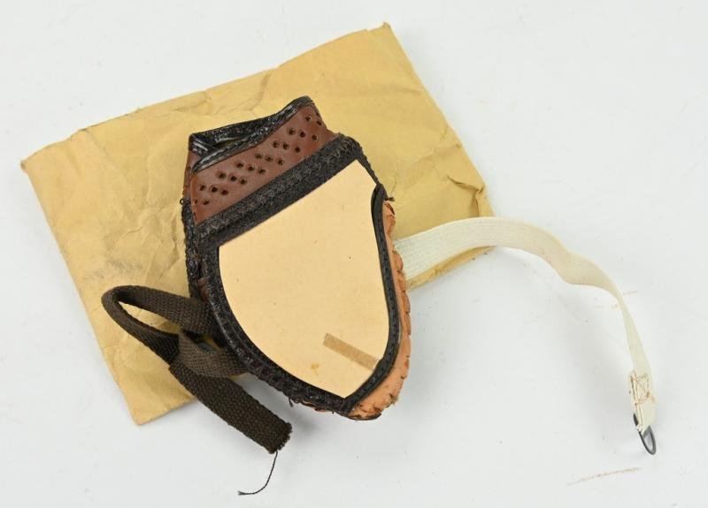 US WW2 Dust Goggles in Pouch — image 3