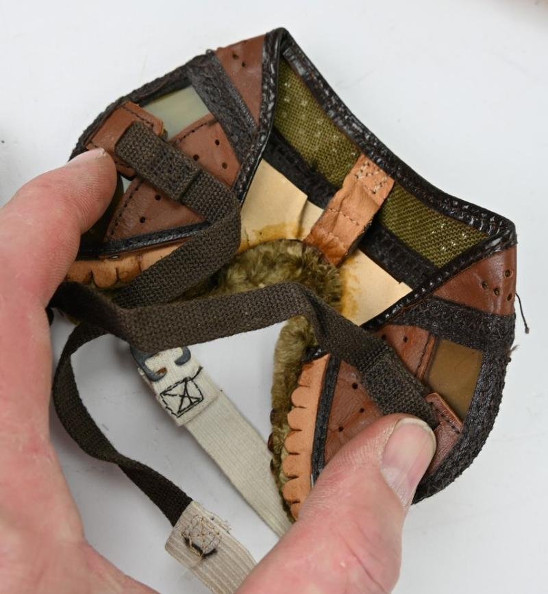 US WW2 Dust Goggles in Pouch — image 4