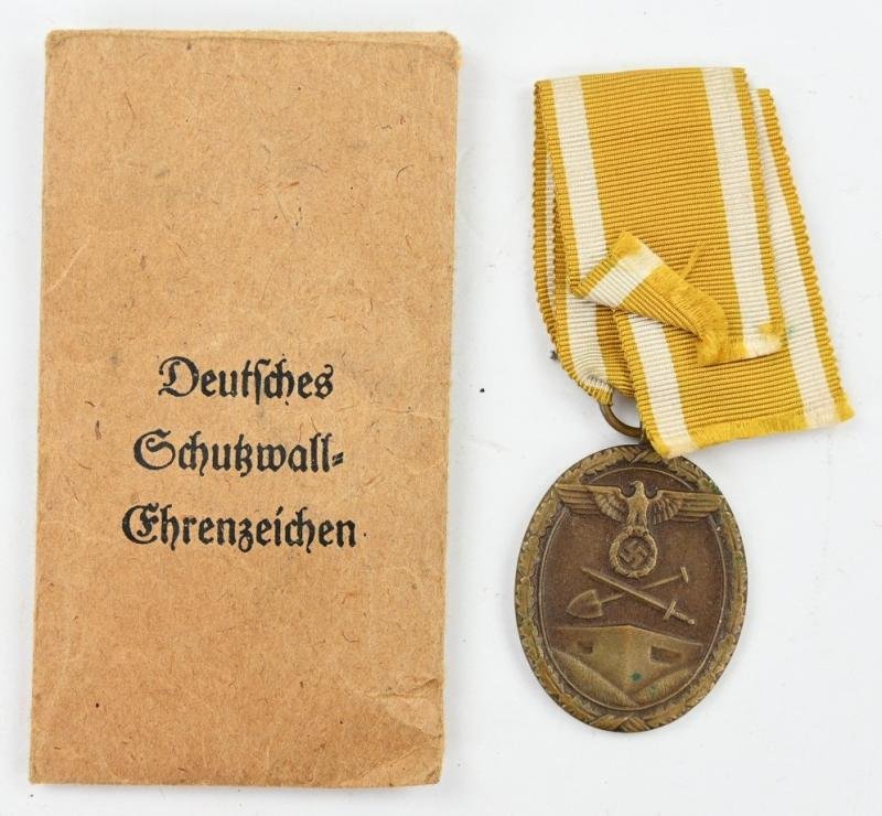 German WH Westwall Medal with pouch — image 2