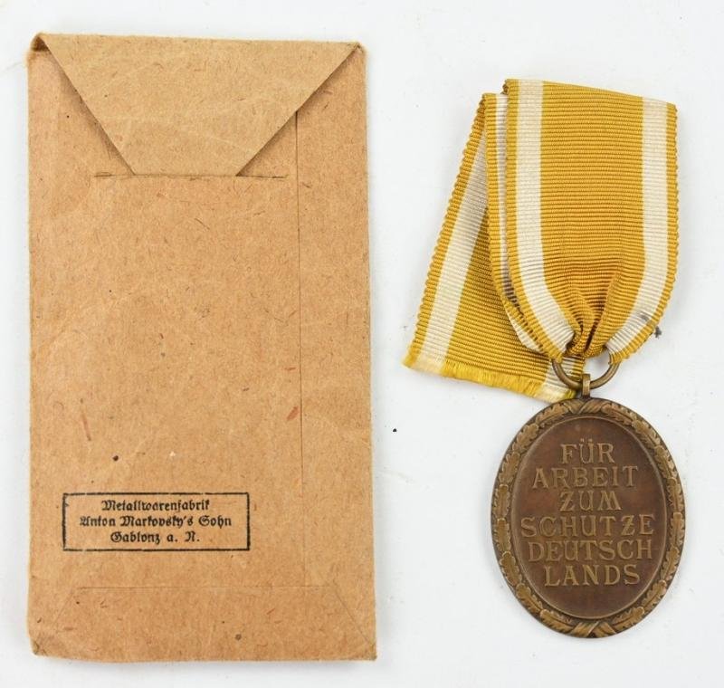 German WH Westwall Medal with pouch — image 3