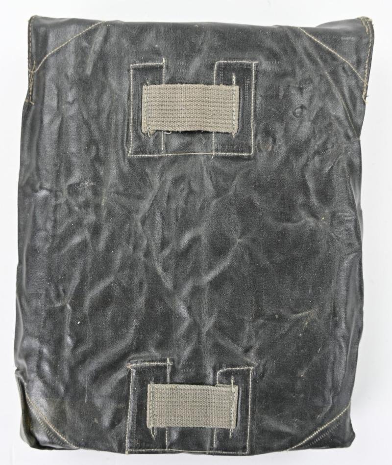 German WH M31 Gascape with Pouch — image 3