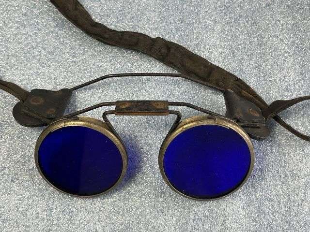 117) Excellent Original WW2 ARP Evertrusty Incendiary Fire Fighting Goggles & Tin — image 5