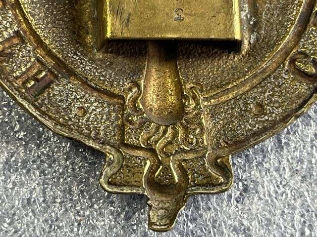 26) Lovely Large Original WW1 WW2 Welsh Guards Valise Badge — image 3