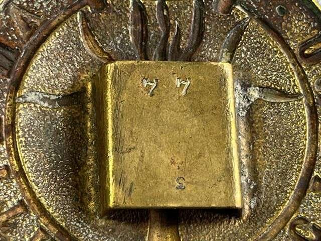 26) Lovely Large Original WW1 WW2 Welsh Guards Valise Badge — image 4